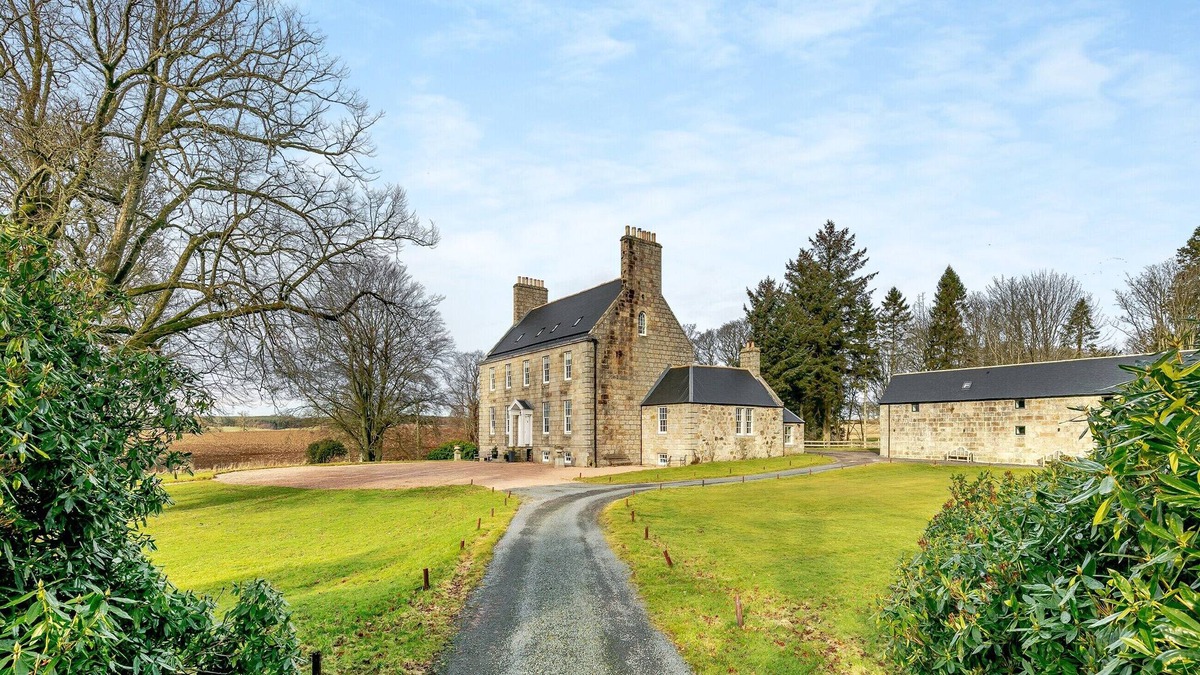 Aberdeen Cottage | The perfect family bolthole, suitable for 4 adults and 2 children.