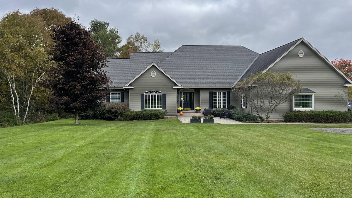 Montpelier House | The perfect family getaway with stunning views, large deck and hot tub