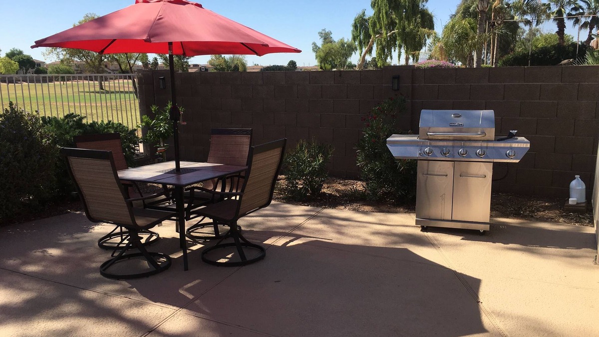Western Skies Estates House | The Perfect Getaway - Golf Course Home With Pool, Grill and Back Yard Dining
