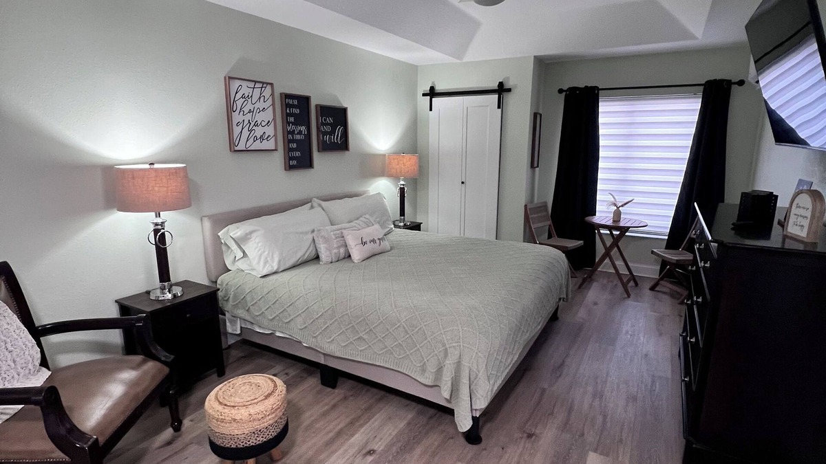 Port Saint Lucie Apartment | The Perfect Place now with a king size bed