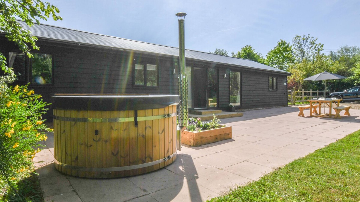 Martlesham Heath Cottage | THE PIGLETS, pet friendly, with hot tub in Woodbridge