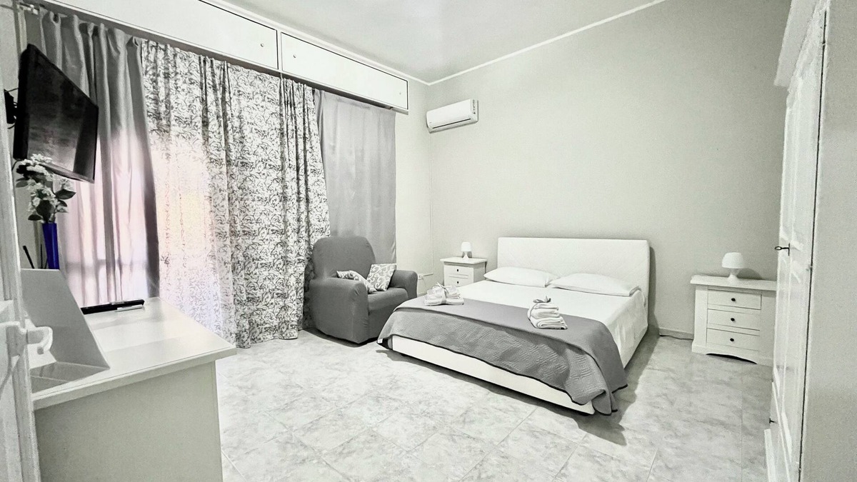 Carosino House | The pink corner is a facility located in a small town a few kilometers from the sea