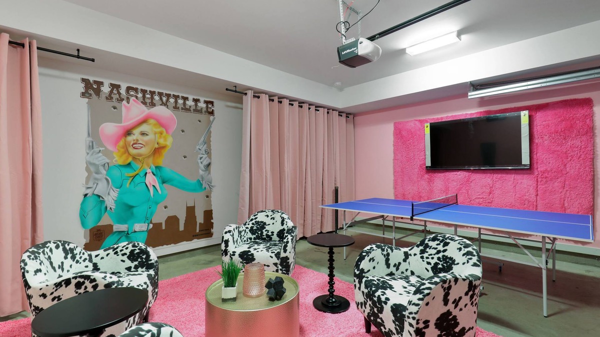 Whitebridge House | The Pink Cowgirl- Local Business Discounts, 4 Miles to Broadway