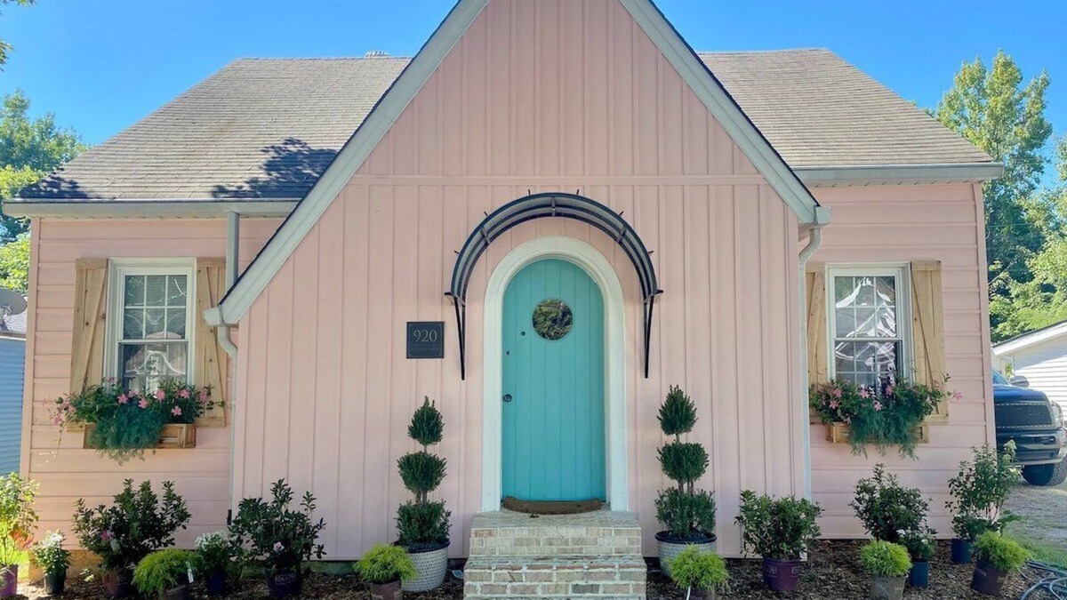 Clarksville House | The PINK HOUSE in Downtown Clarksville