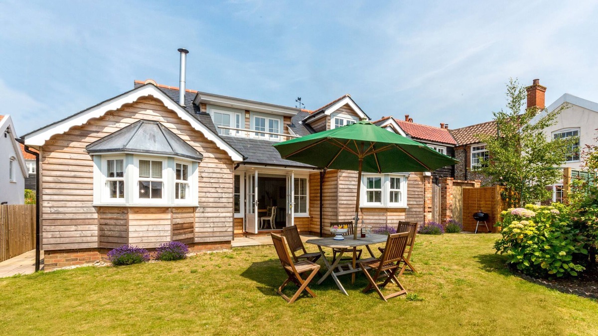 Thorpeness Apartment | The Pink House, Thorpeness - sleeps 8 guests in 4 bedrooms