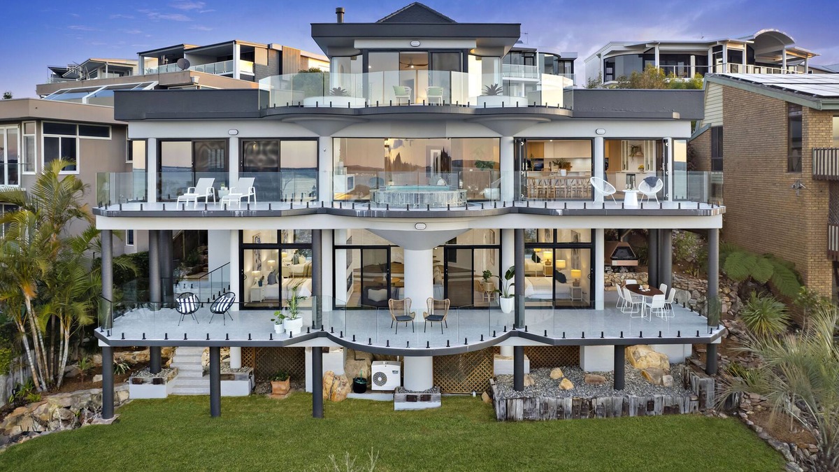 Salamander Bay House | The Pinnacle - Breath taking Vistas and Heated Spa on Viewing Balcony