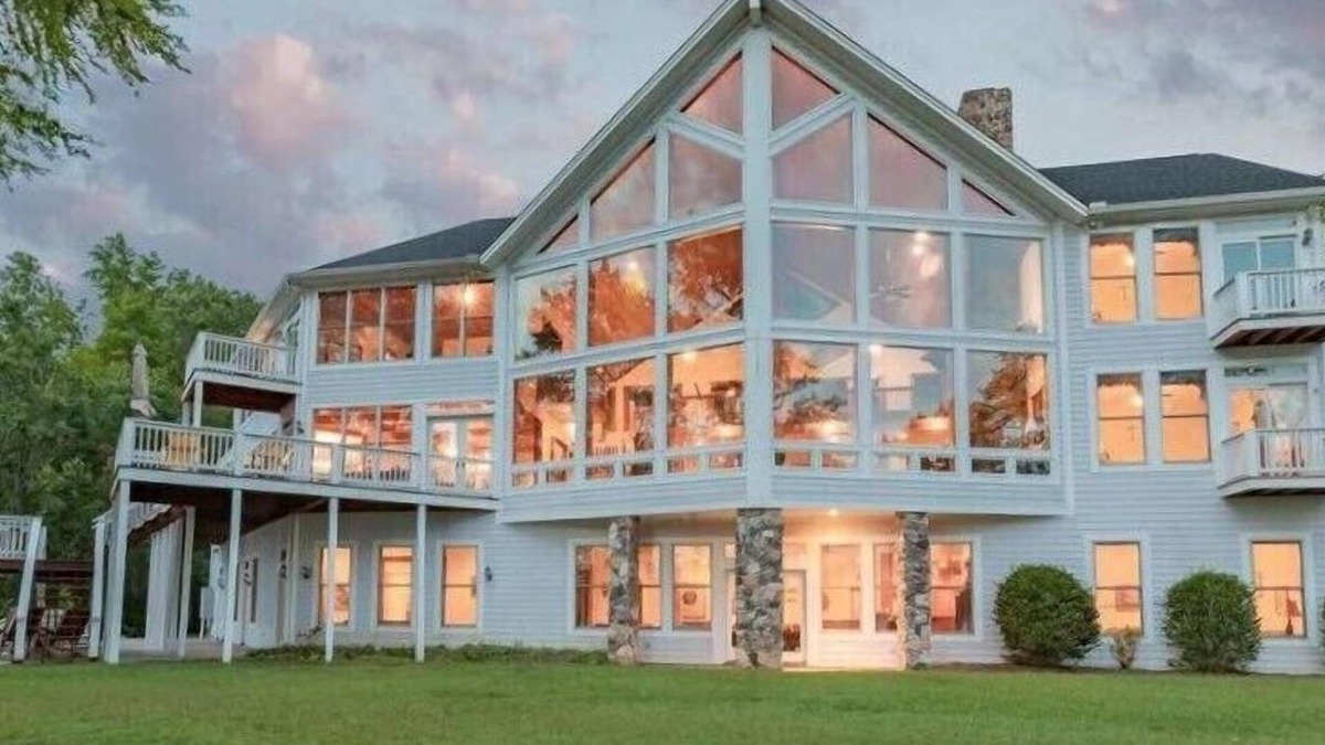 Bracey House | The Pinnacle | Spacious Waterfront Estate |3+ acres