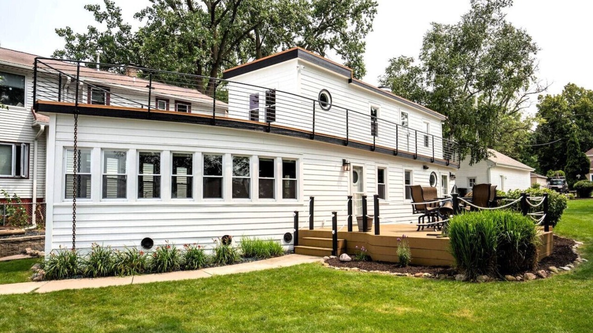 Pewaukee House | The Pirate Ship House on Pewaukee Lake