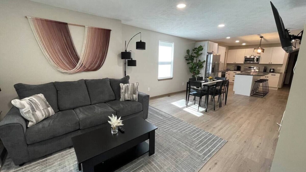 Folsom's Addition House | The Platinum House A Central Modern Stay Spacious 5-bedroom Sleep 11 House
