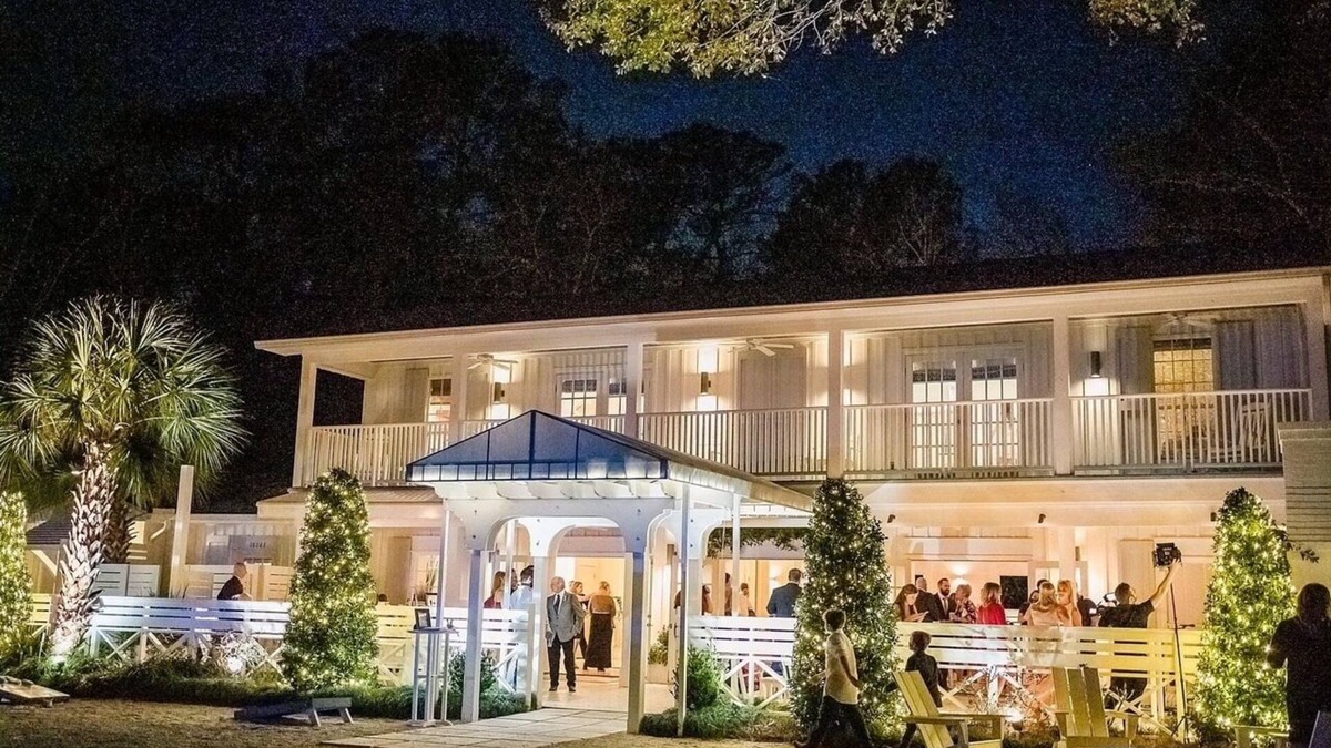 Fairhope Apartment | THE POLO BUNK is a creatively designed suite perfect for fun gatherings