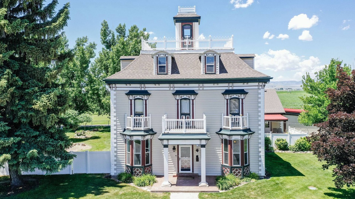 Lewiston House | The Pond House, a historic country home great for large family gatherings!