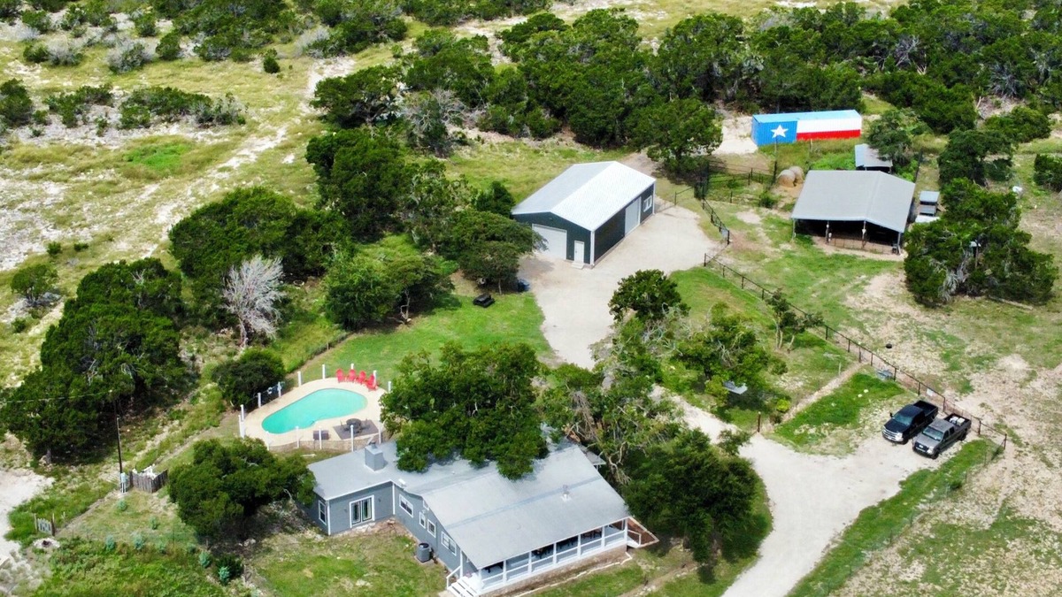 Harper House | The Porch & Prairie Ranch, Sleeps 20! Peaceful Oasis, Pool, Jacuzzi, Events!