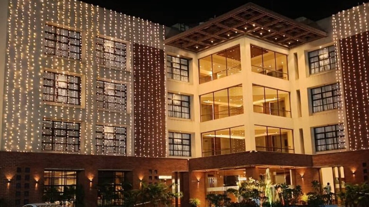 Sinor Hotel | The Pramukh Hotel