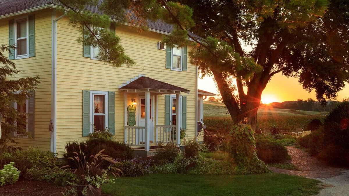 Sparta Bed & Breakfast | The Presidential Suite on second floor quiet peaceful Driftless Region