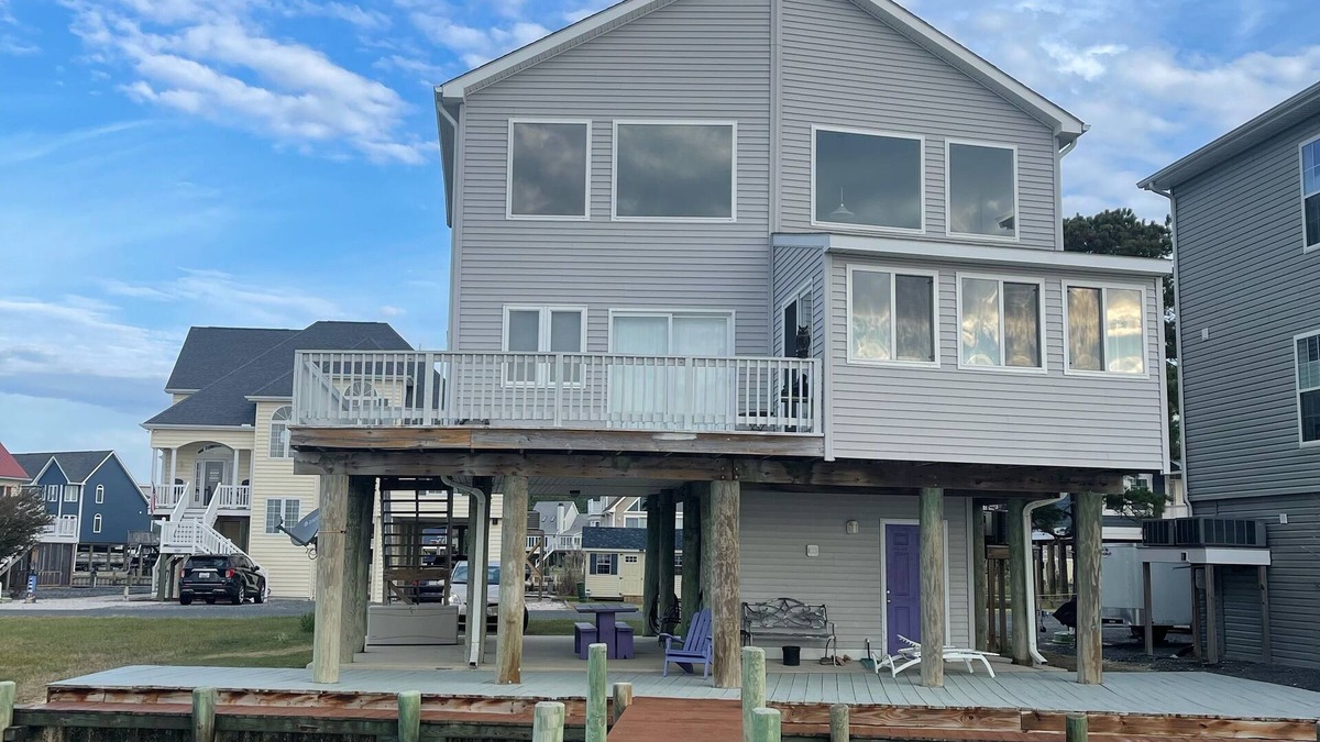 Greenbush House | The purple door at the bay.
