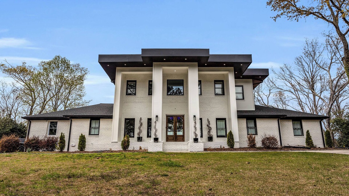 Sandy Springs House | The Push Palace: Where Extravagance Meets Grandeur in Luxurious Living