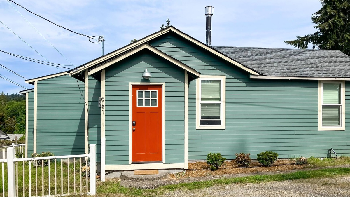 Retsil House | The Quacker Jack | Cozy house in Port Orchard with Gas Fireplace - dog-friendly