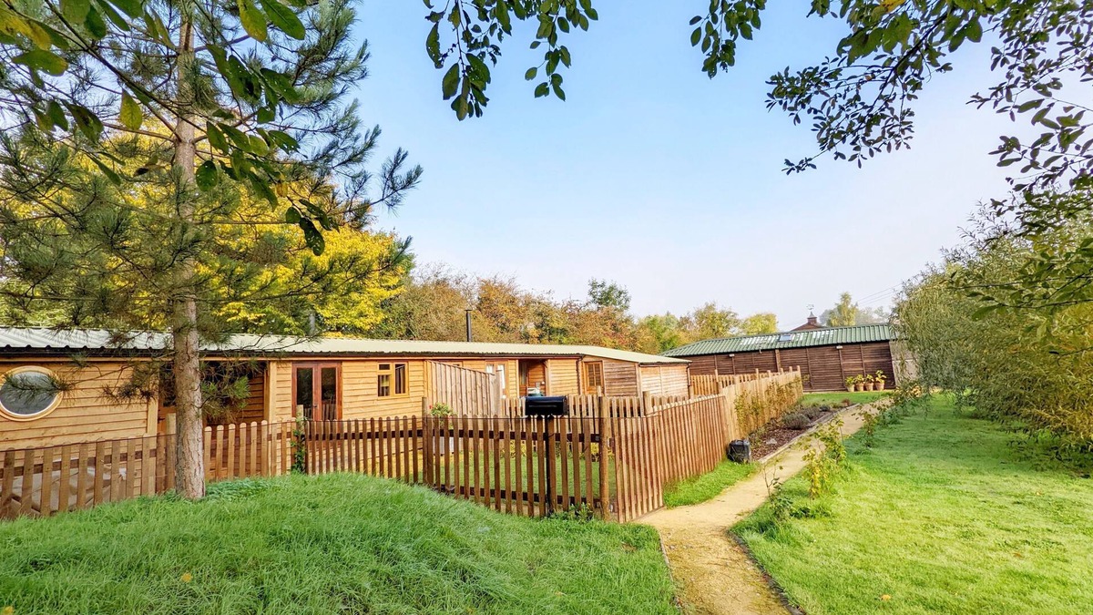 Billingshurst Cabin | The Quail Cabin - sleeps 2 guests in 1 bedroom