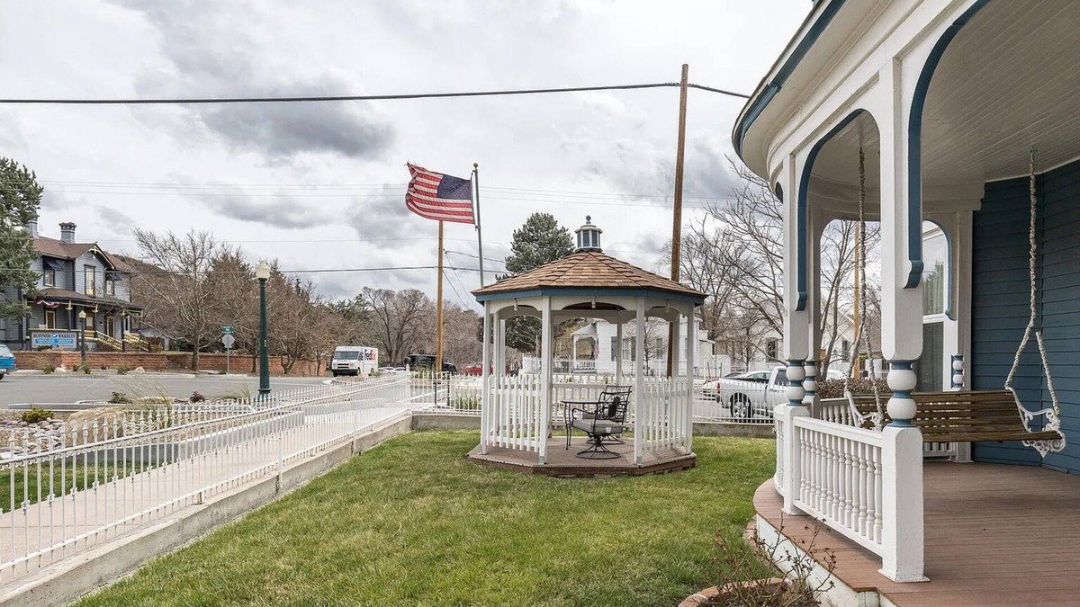 Prescott House | The Queen Victorian historic and 1 block from the town square