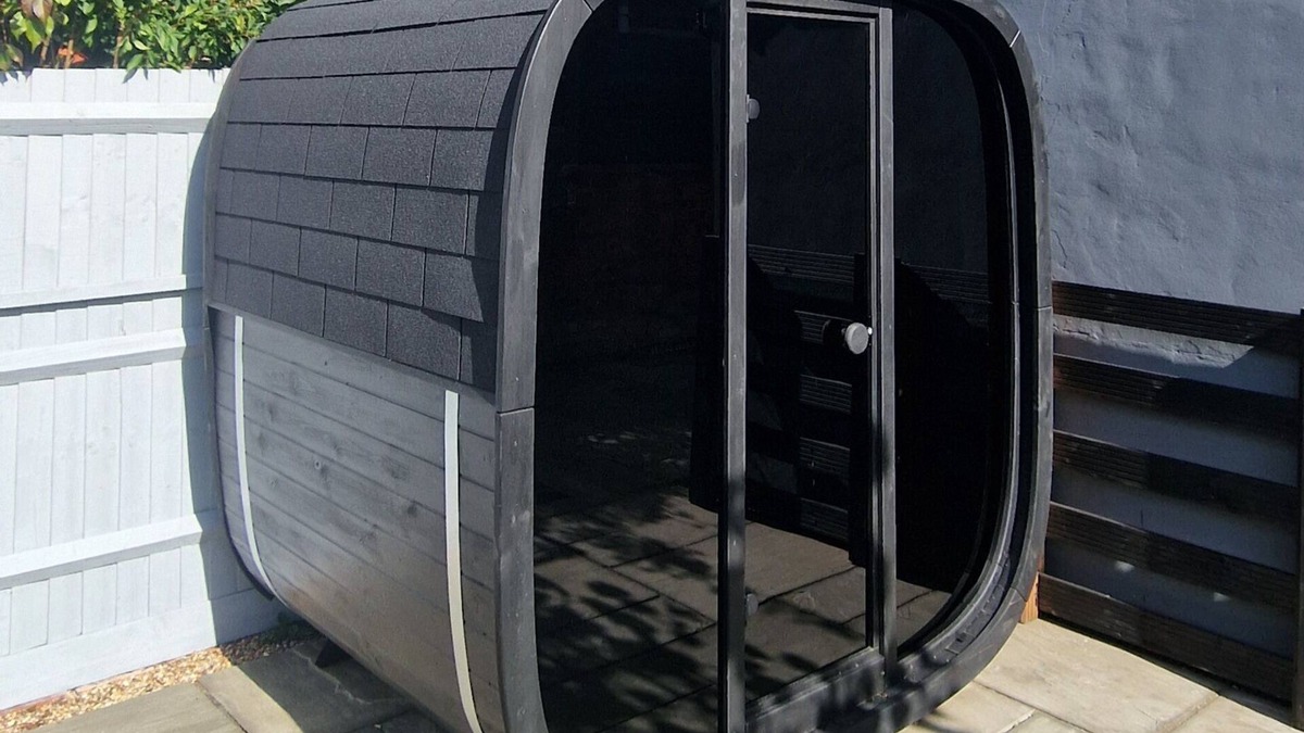Milton Keynes House | The Railway Inn MK | Sauna & Jacuzzi | Family & Pet-Friendly | Sleeps upto 8