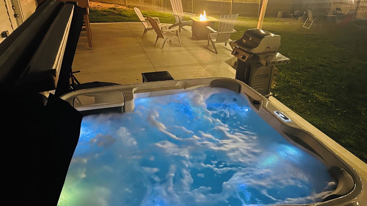 Des Moines House | The Rainbow lodge-Game room,Huge backyard, pool table 2 miles downtown