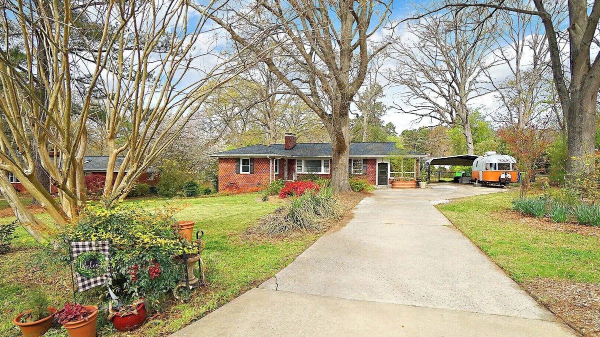 Southwest Raleigh House | The Raleigh Hideaway Ranch w/Large Fenced Yard and King Main + Pup Friendly