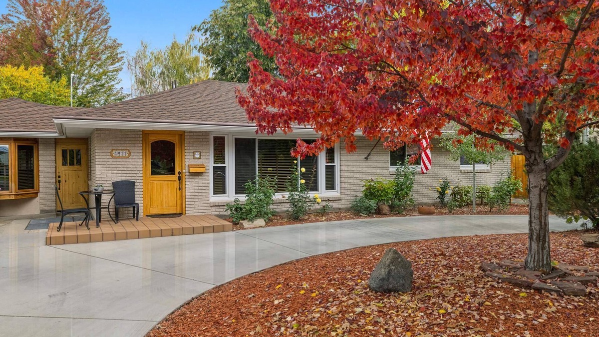 Central Rim House | The REAL BOISE RETREAT! AMAZING LOCATION & STELLAR Backyard. Bring your DOG! 2 mins to Downtown!