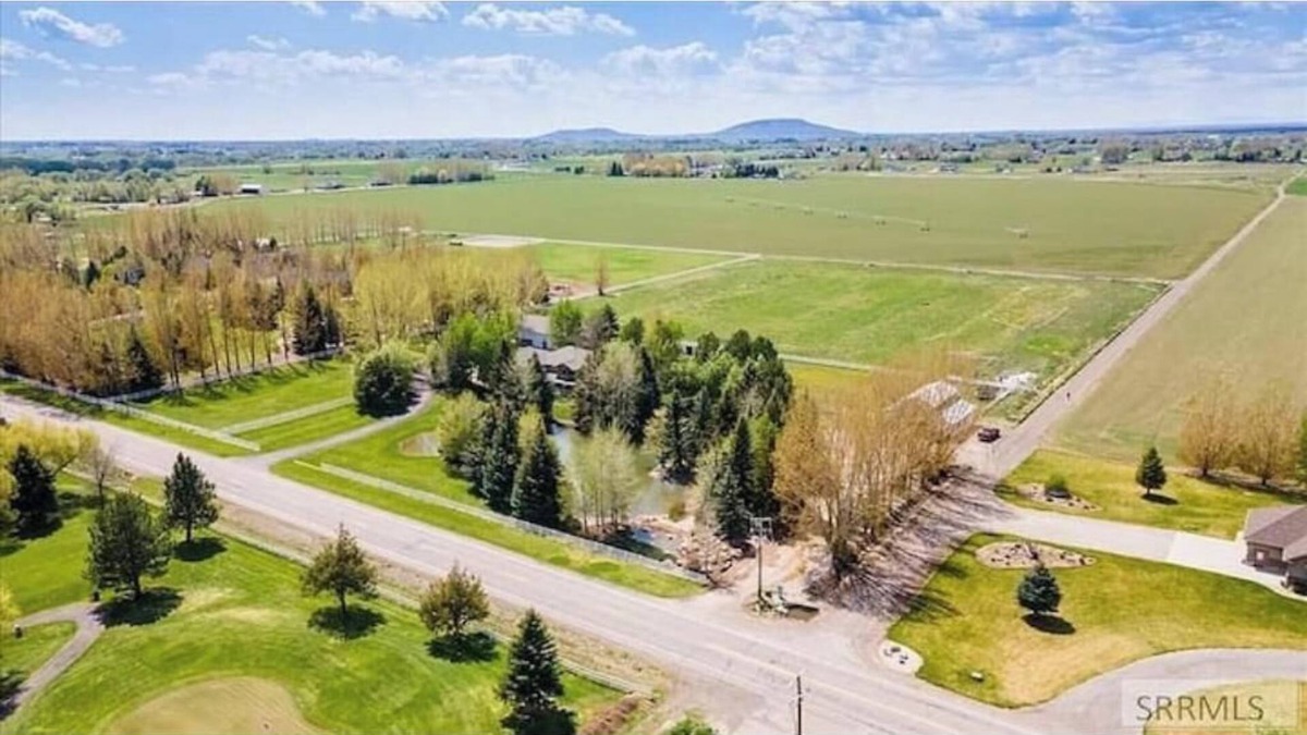 Rexburg House | The Red Brick Haven - Pond Golf Fish Sleeps 24+