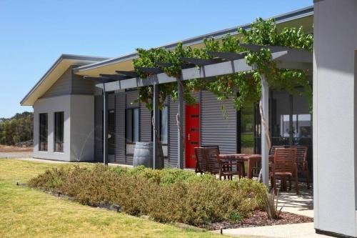 Nuriootpa Apartment | The Red Door @ Barossa Valley Vineyard View