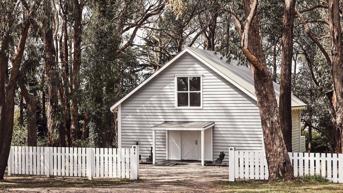 Main Ridge House | The Red Hill Barn is a boutique accommodation nestled within the gum trees.