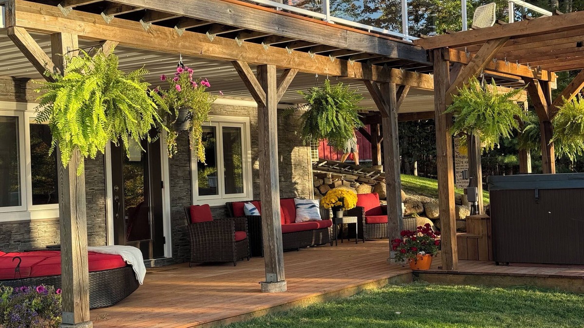 Chester House | The Red Horseshoe Retreat with HOT TUB