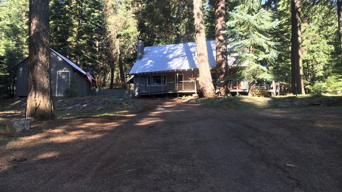 Klamath Lake Cabin | THE REDBAND CABIN - 2 acres at Rocky Point on Klamath Lake - Boat, hike, fish!