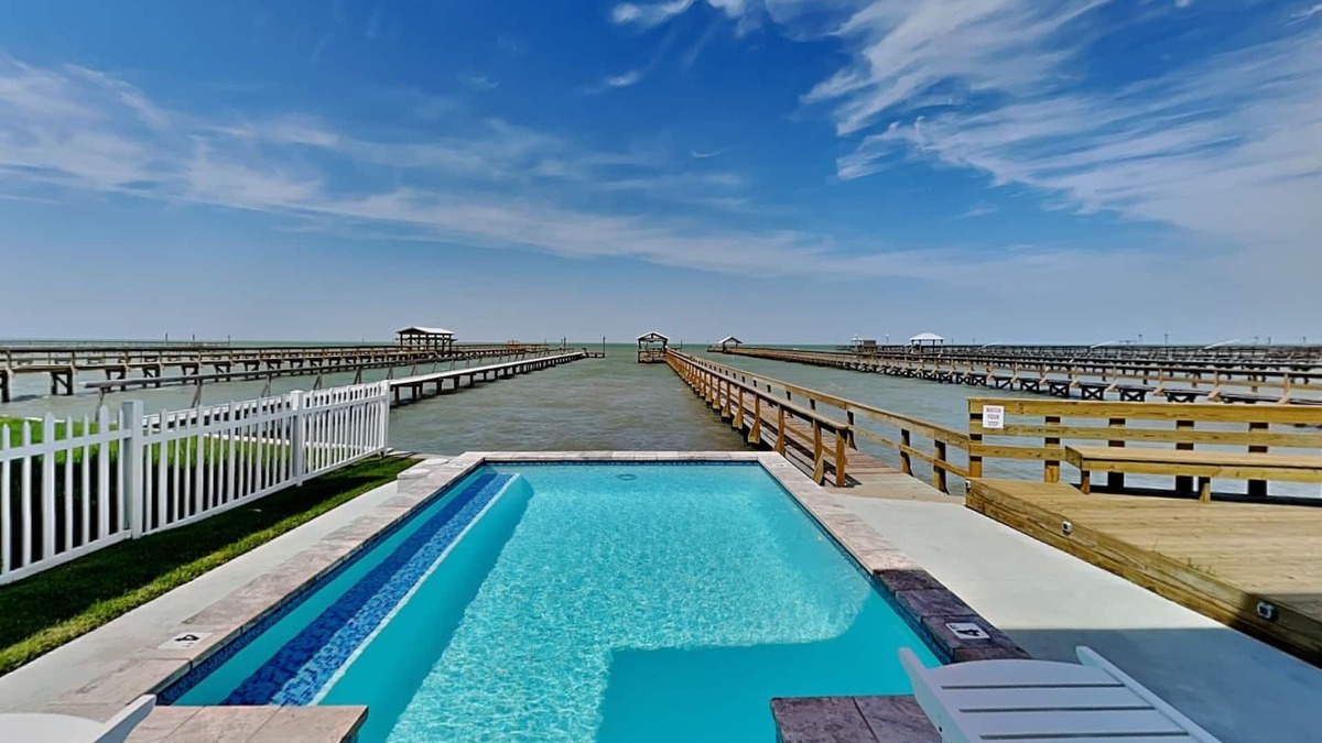 Rockport House | The Reel McCoy | Dog Friendly + Lighted Pier & Pool!