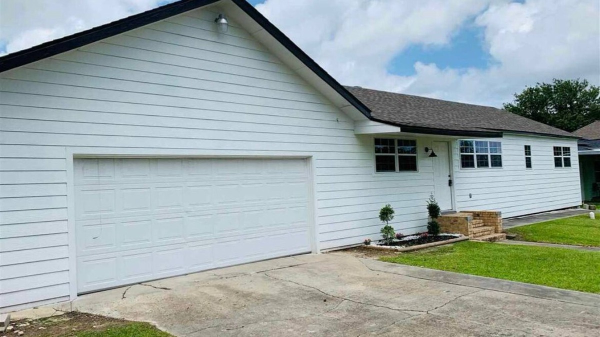 Orange House | The Refined Lodge 4 bedroom all amenities close by!