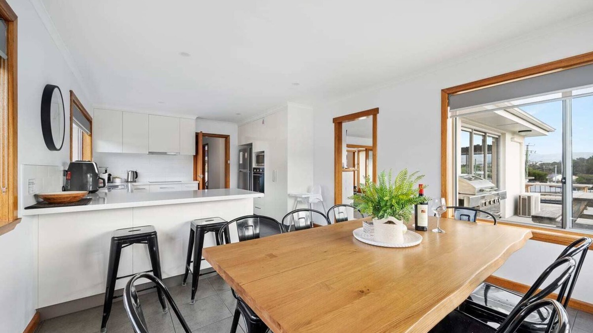 Warrane House | "The Residence" Sleeps 11, Ideal for Large Groups.