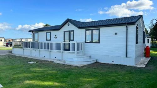 Chapel Saint Leonards Apartment | The Retreat 21 Lodge- Hot Tub, pet friendly, WiFi, bath - Golden Palm Resort - Meadow Lakes Caravan & Lodge Hire