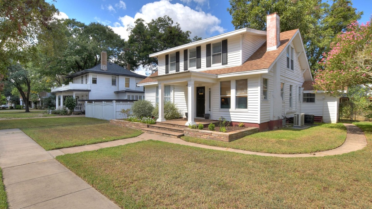 Smithville House | The Retreat on Mills Street-Downtown Smithville