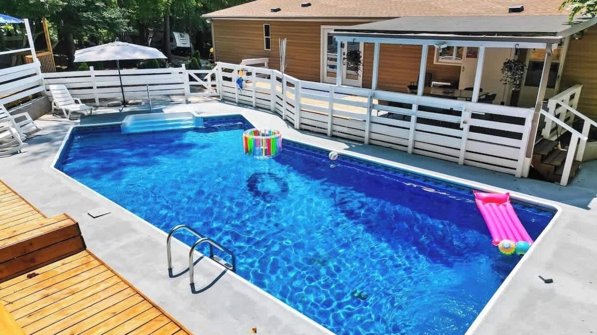 South Belmont House | "The Retreat" w/Pool + Hot Tub + Game Room + King Suite