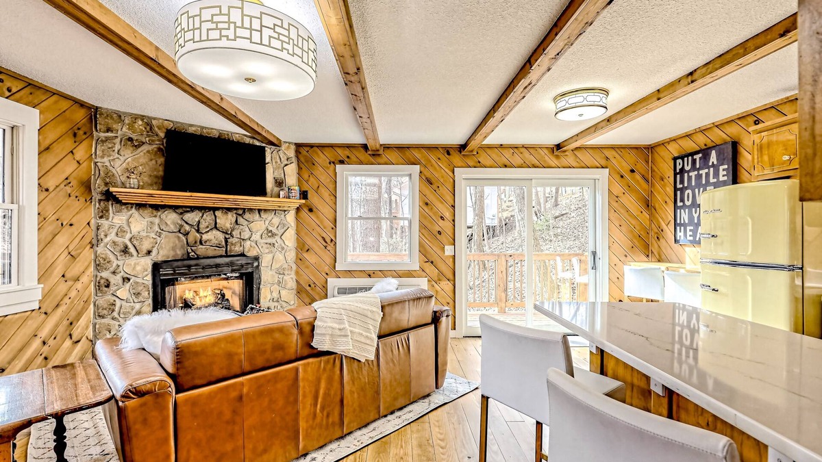 Blairsville Cabin | The Retro | Forest cabin in Blairsville with fireplace, deck & great location