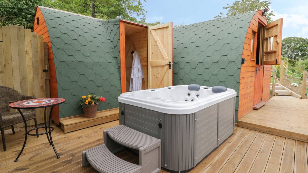 Llanfair Caereinion Cottage | THE RHIW, pet friendly, with hot tub in Llanfair Caereinion