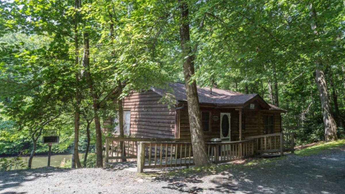 Springmaid Mountain Cottage | The Ridge Cabin - Sleeps 4