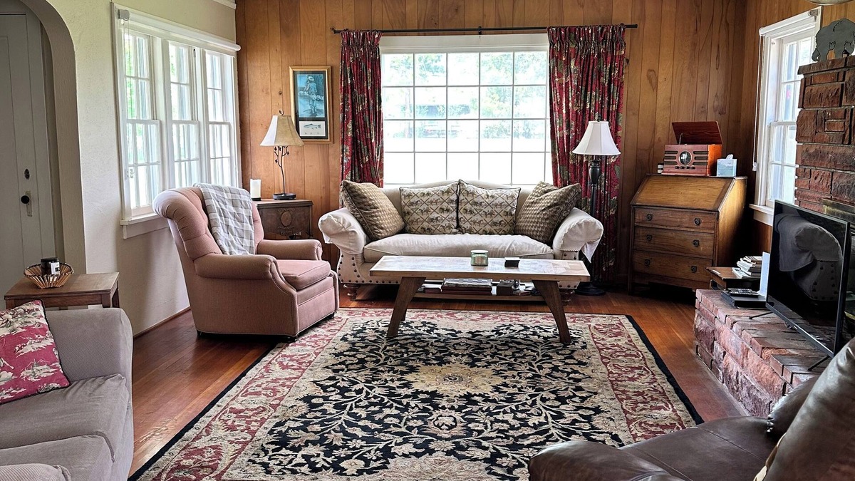 Fort Klamath House | The River House. 5 miles from Crater Lake entrance.