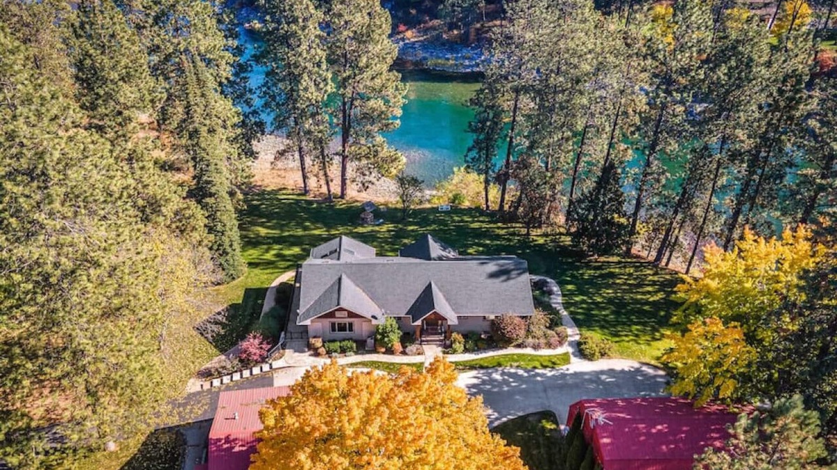 Post Falls House | The River House - Kayaks Included!