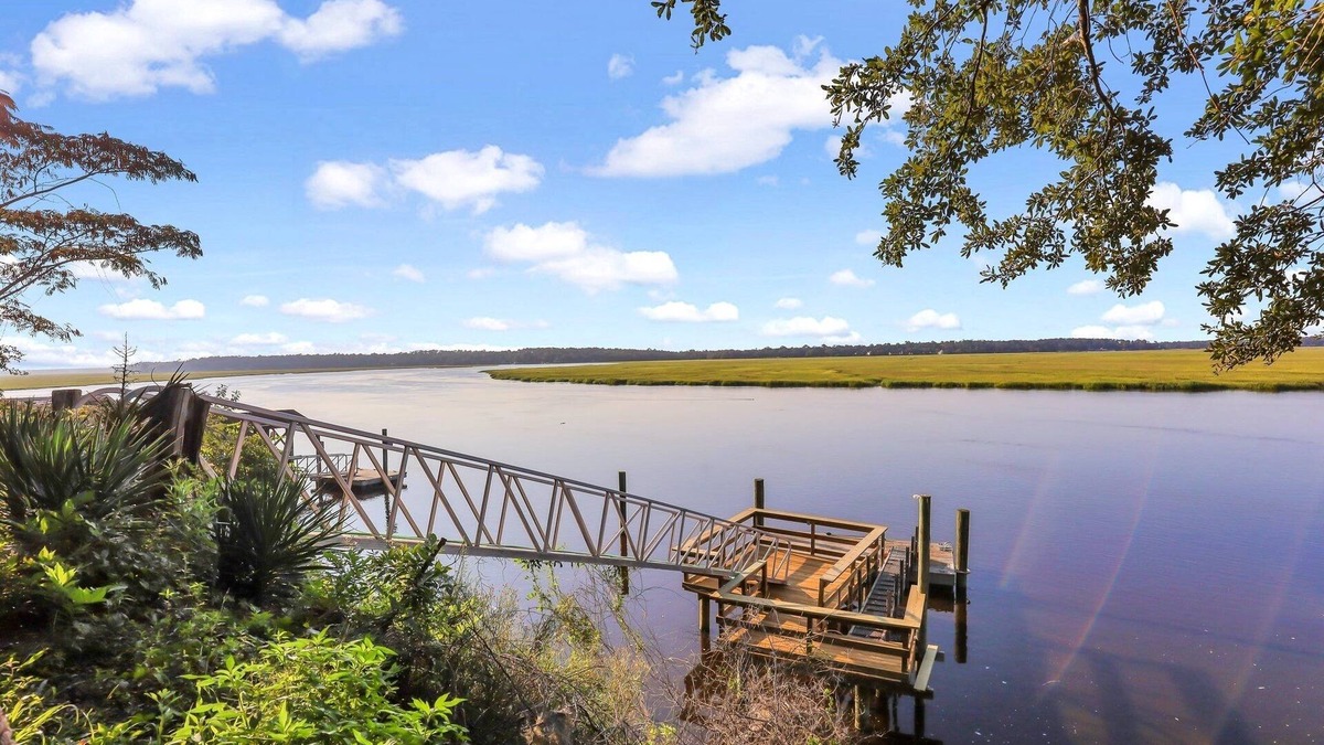 Townsend House | The River Hut, A Charming 3-Bed 3 BA House and Bunk House with Deep Water Dock!