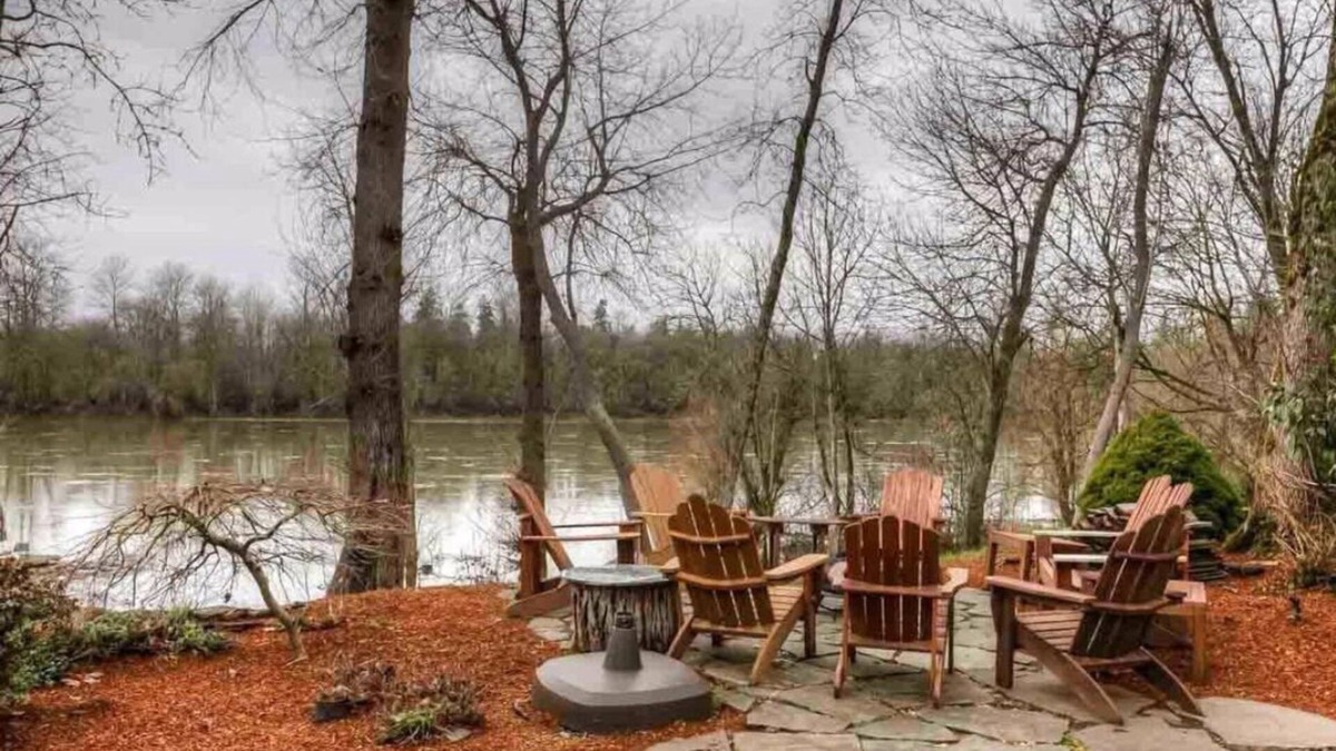 Keizer House | The River Retreat- 4 Bedroom Home on The Willamette River in Salem Oregon