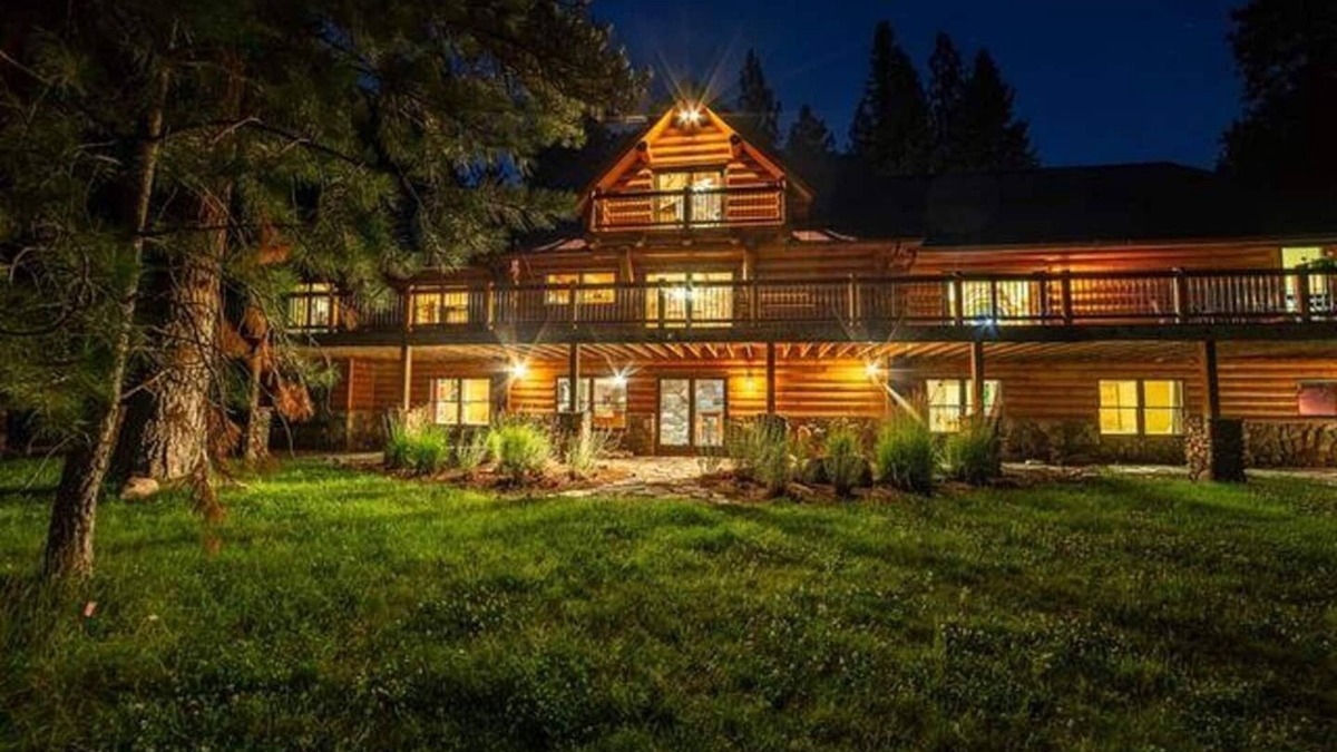 Missoula House | The Riverfront Lodge on the Blackfoot - Private beach!