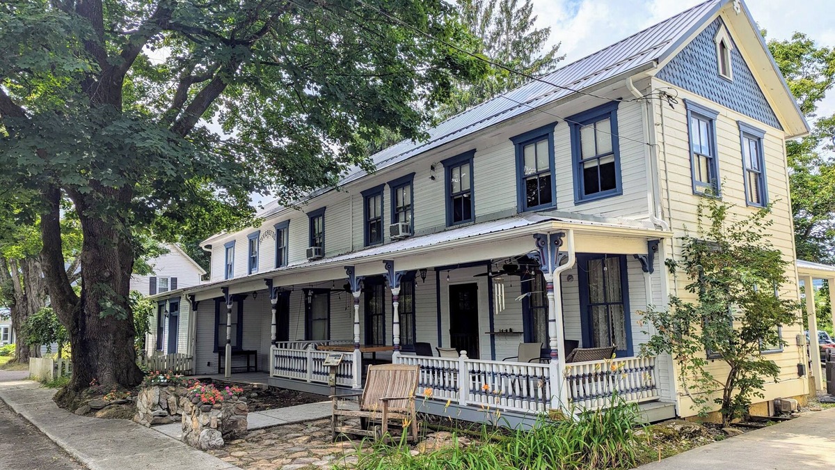 Friendsville House | The Riverside - Stay on the River - 15 minutes to Deep Creek and Wisp!