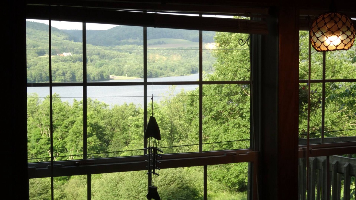 Fort Hill House | The road less travelled. Rural pet friendly home with lake view and office.
