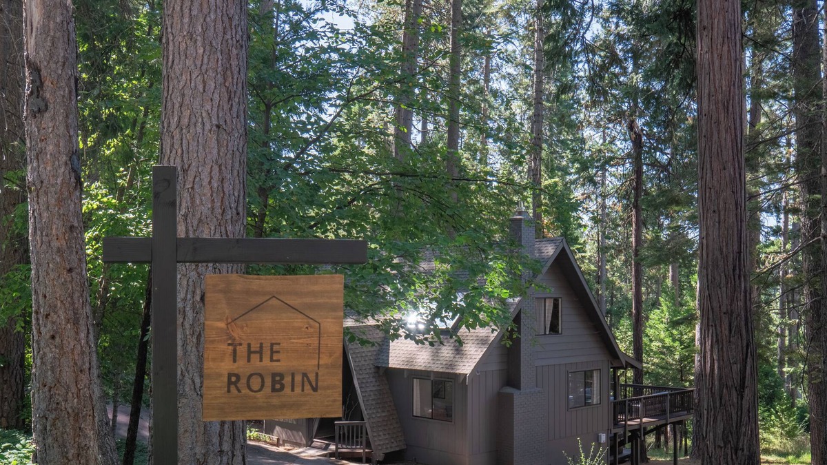 Arnold Cabin | The Robin: BLS Lake Access, Hot Tub, Curated Luxury Design, & Kids Game Room