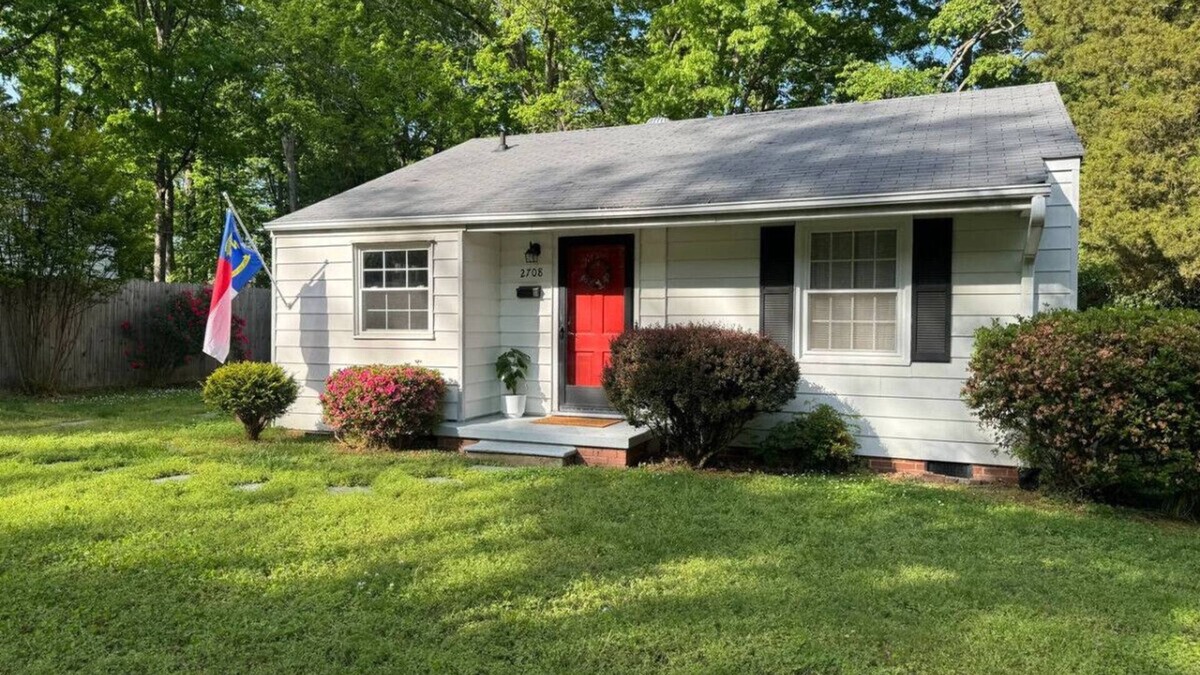 Greensboro House | The Robin's Nest (close to highways, shops and more.)